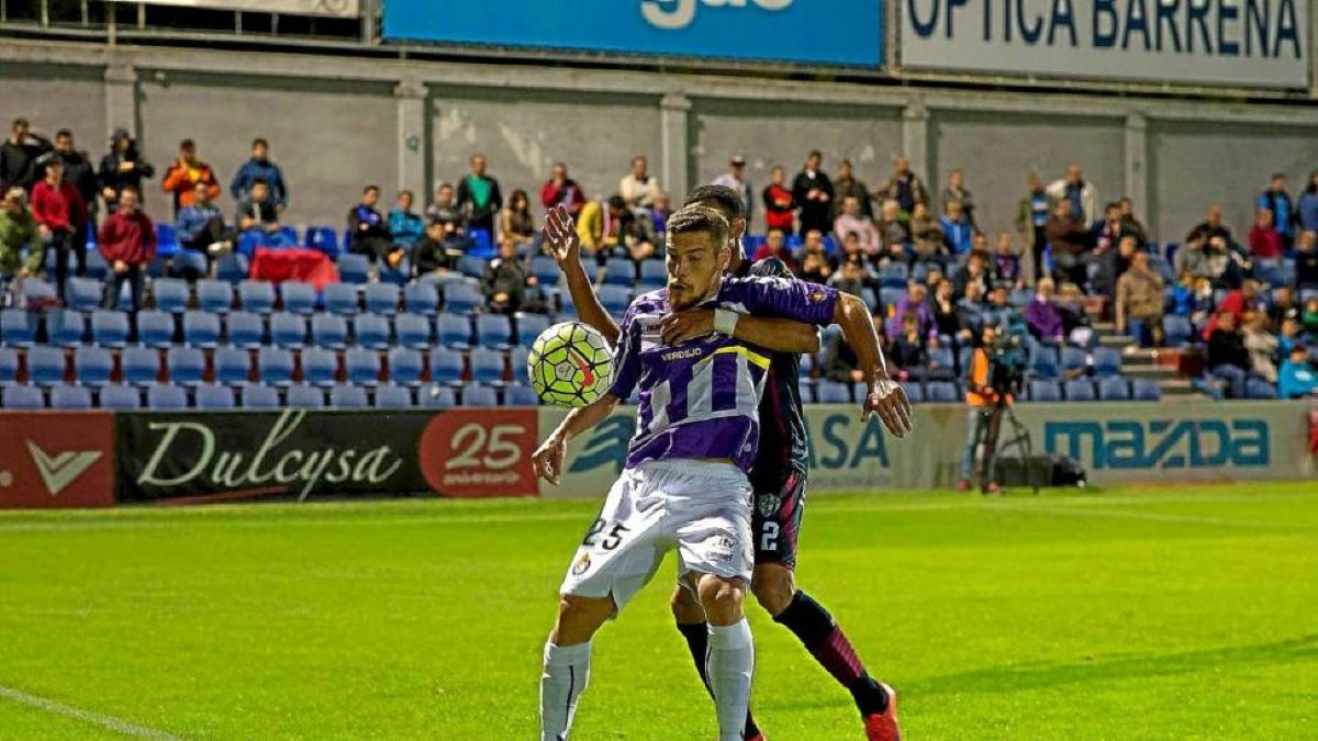 El centrocampista Tiba, que salió pasada la hora de juego y como mediapunta, protege el balón.-Photo-deporte