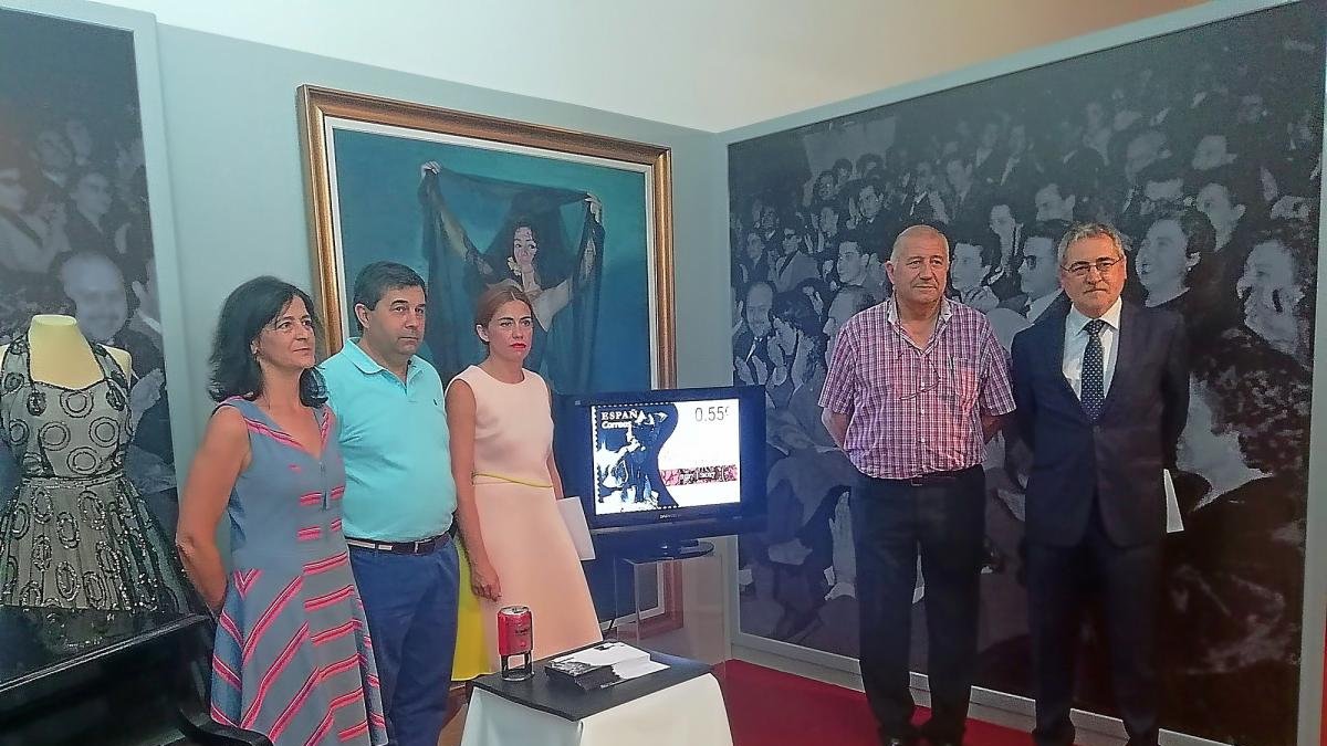 Presentación del sello conmemorativo a Mariemma, ayer, en Íscar.-E.M.
