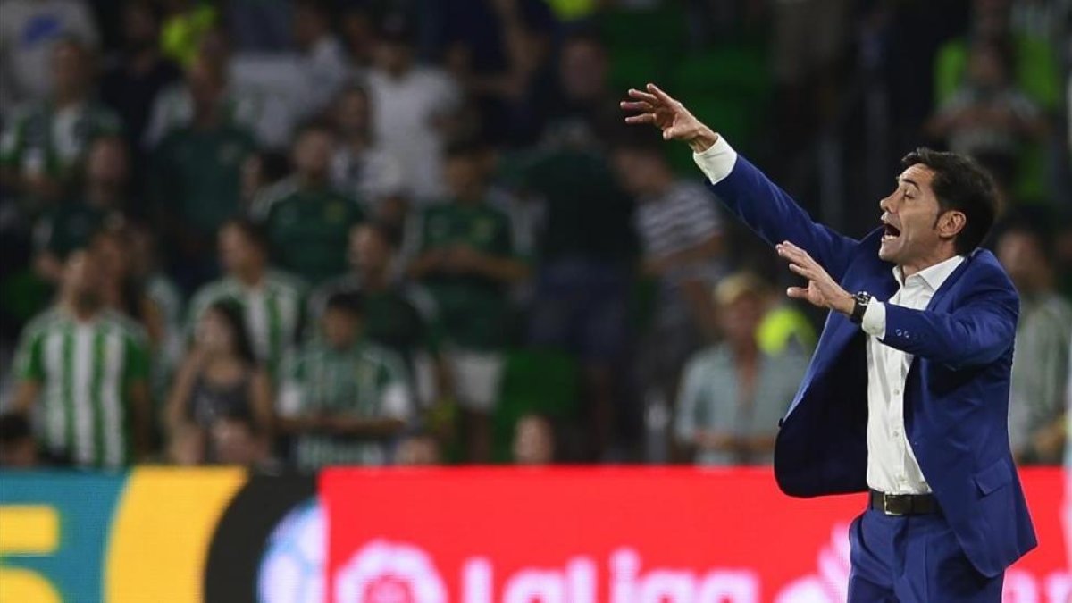 Marcelino da instrucciones a los jugadores del Valencia en el Benito Villamarín.-AFP / CRISTINA QUICLER