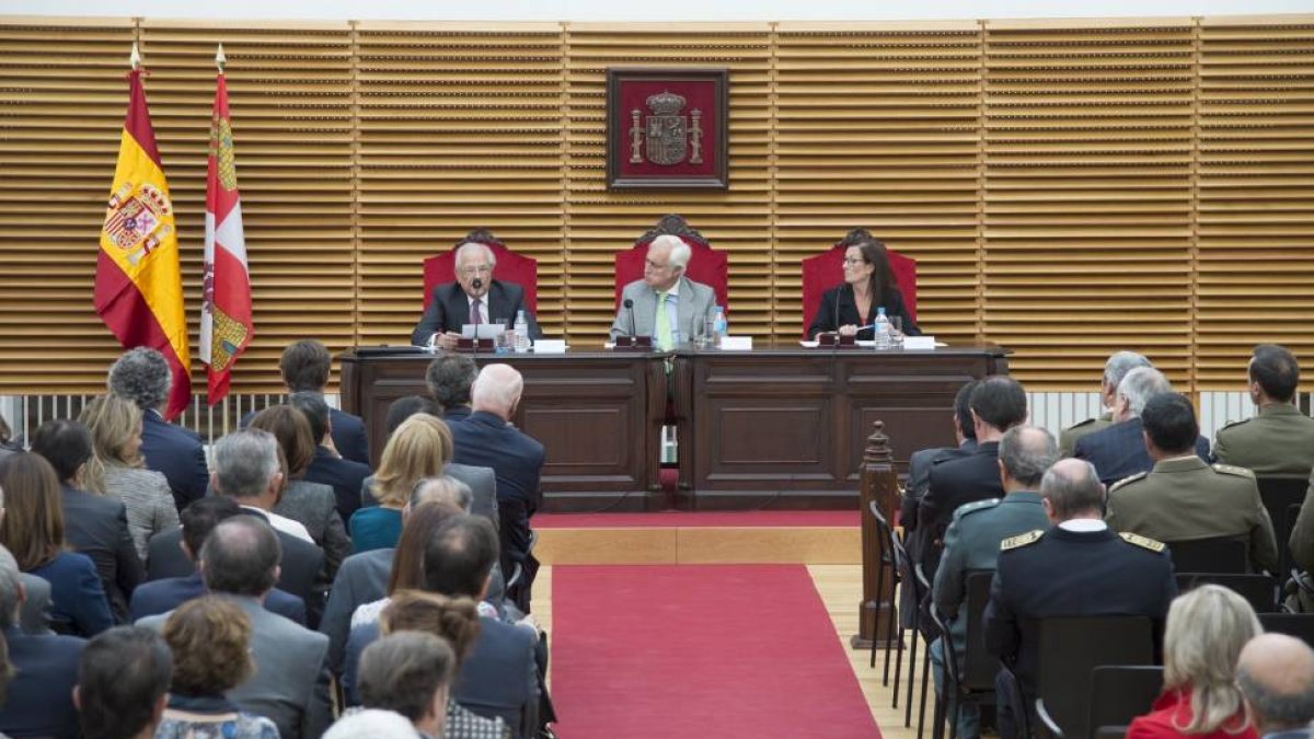Jornada 'Pasado, presente y futuro de la Justicia' en el TSJ de Casilla y León con la presencia de los ex ministros Fernando Ledesma y Margarita Mariscal, acompañados por el presidente del TSJ, José Luis Concepción-Ical