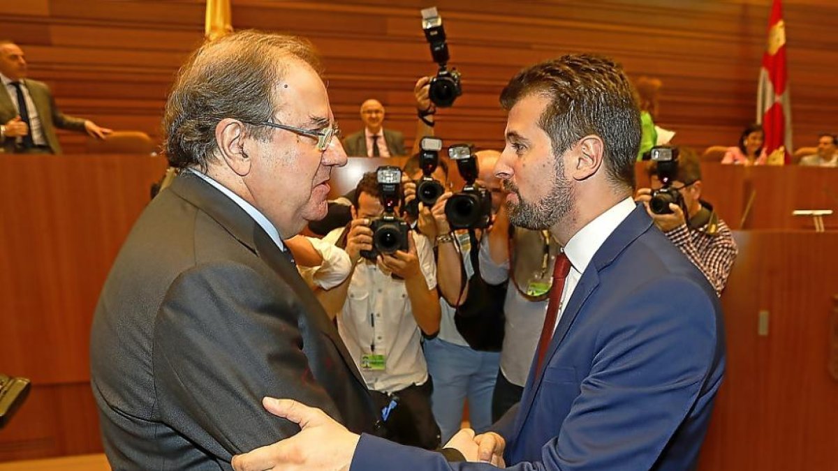 Juan Vicente Herrera y Luis Tudanca se saludan antes de comenzar el debate del estado de la región.-J.M. LOSTAU