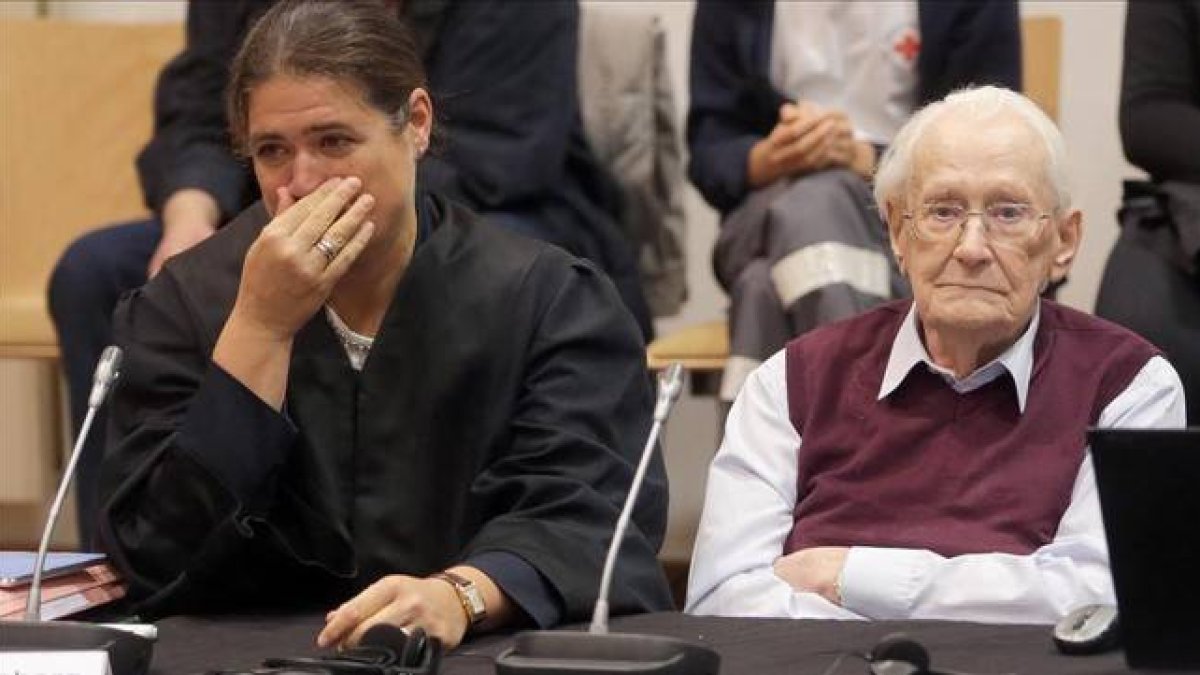 El 'contable de Auschwitz', Oskar Groening, junto a su abogada.-Foto: REUTERS