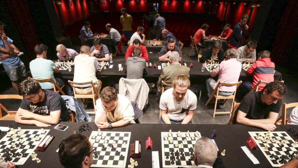 Participantes del VI Torneo Memorial de Ajedrez Sergio Sanz en el Teatro Zorrilla.-M.Á.SANTOS (PHOTOGENIC)
