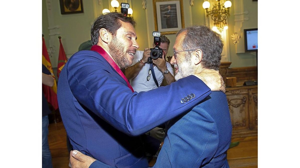 Abrazo de Puente y  Manuel Saravia tras la investidura del  primero como alcalde en el salón de plenos municipal.-J. M.  LOSTAU