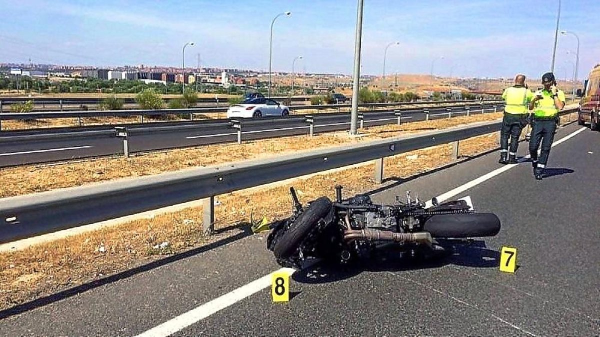 La Guardia Civil de Tráfico levanta atestado del suceso ayer, junto al vehículo en el que viajaba el motorista fallecido en la A-62, a la altura de Cubillas.-EL MUNDO