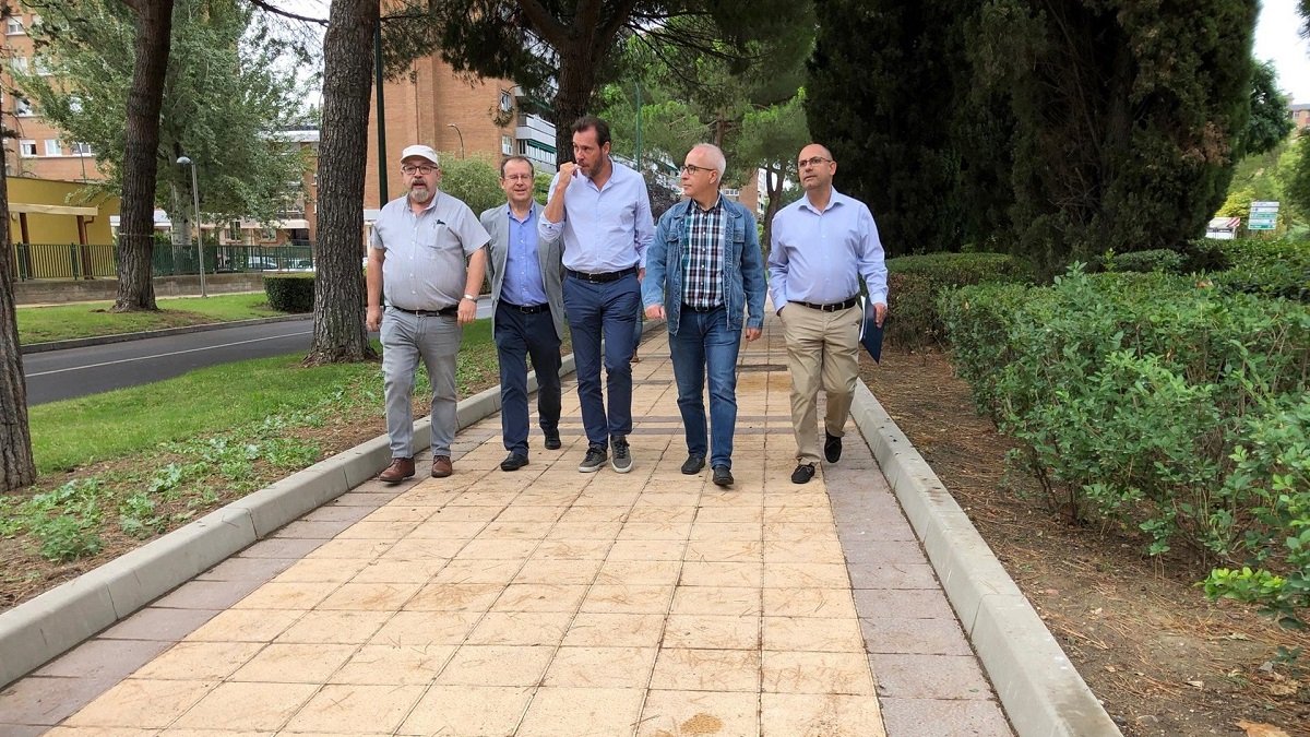Visita del alcalde de Valladolid, Óscar Puente, a la renovada calle Mariano García Abril. - AYUNTAMIENTO DE VALLADOLID