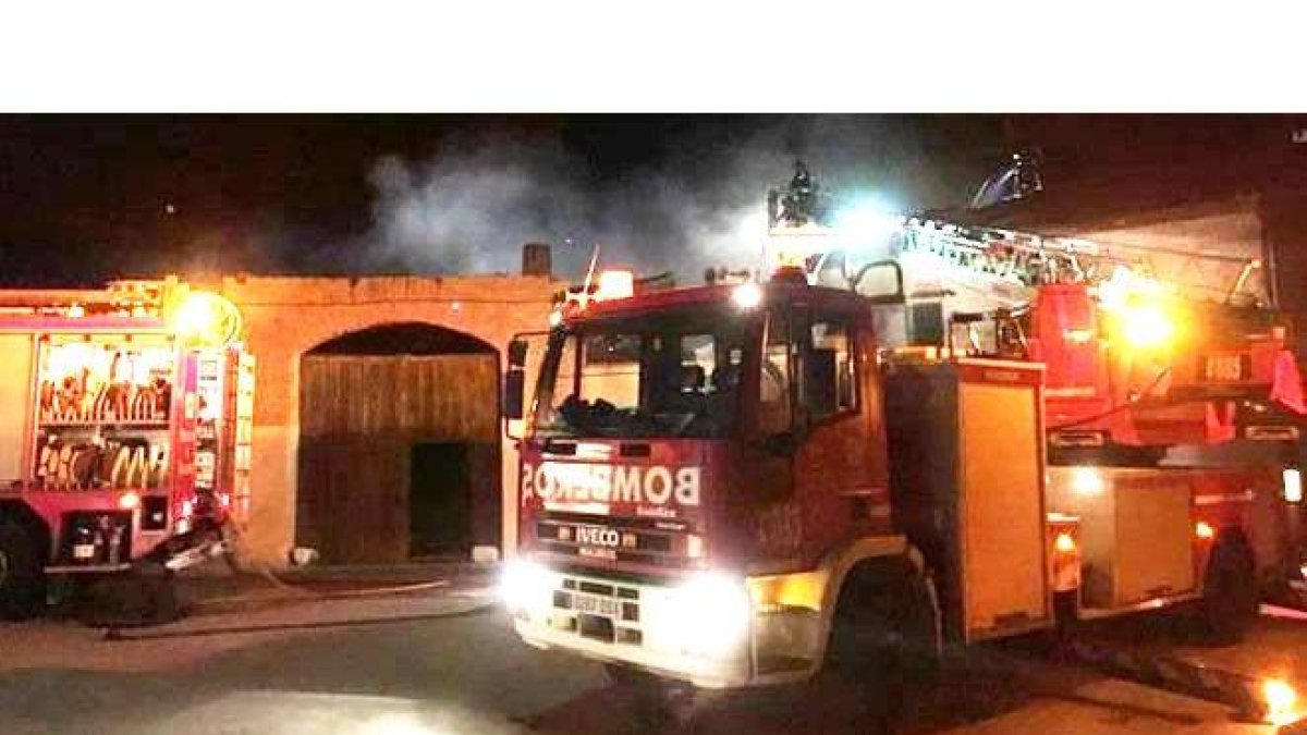 El octogenario de Matapozuelos prendió fuego a enseres de su casa y el fuego se propagó a la vivienda vecina y los moradores se vieron en la calle.- E.M.