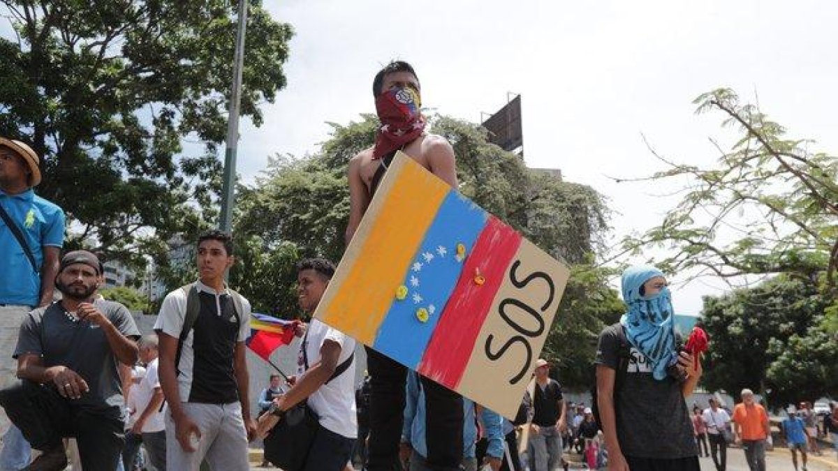 Opositores participan en una manifestacion en las calles de Caracas, Venezuela.-EFE