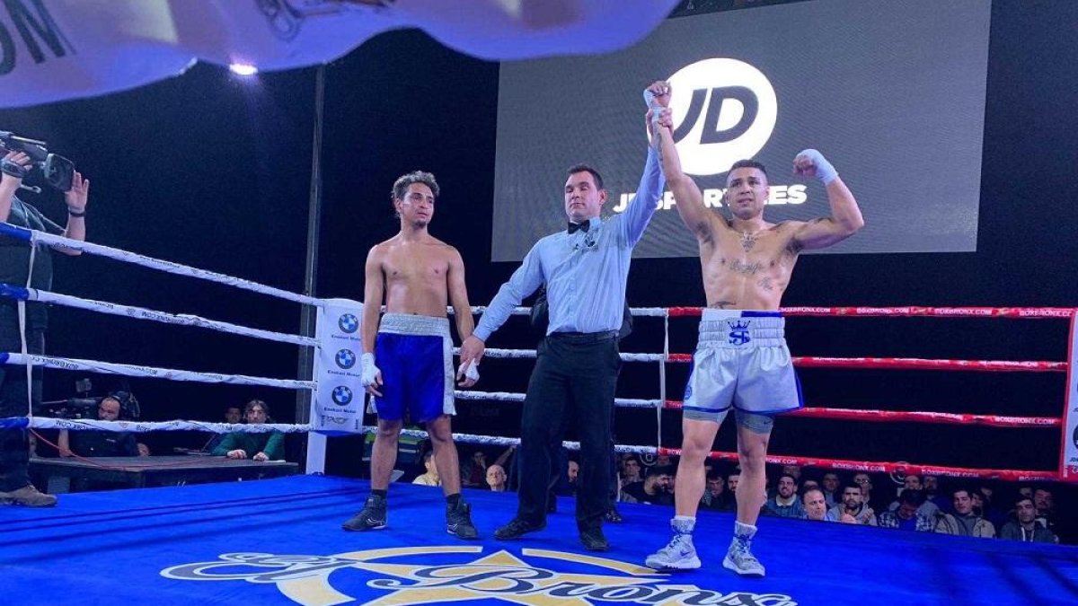 El árbitro levanta el brazo de Salvi al ganar en su debut como profesional.-EM