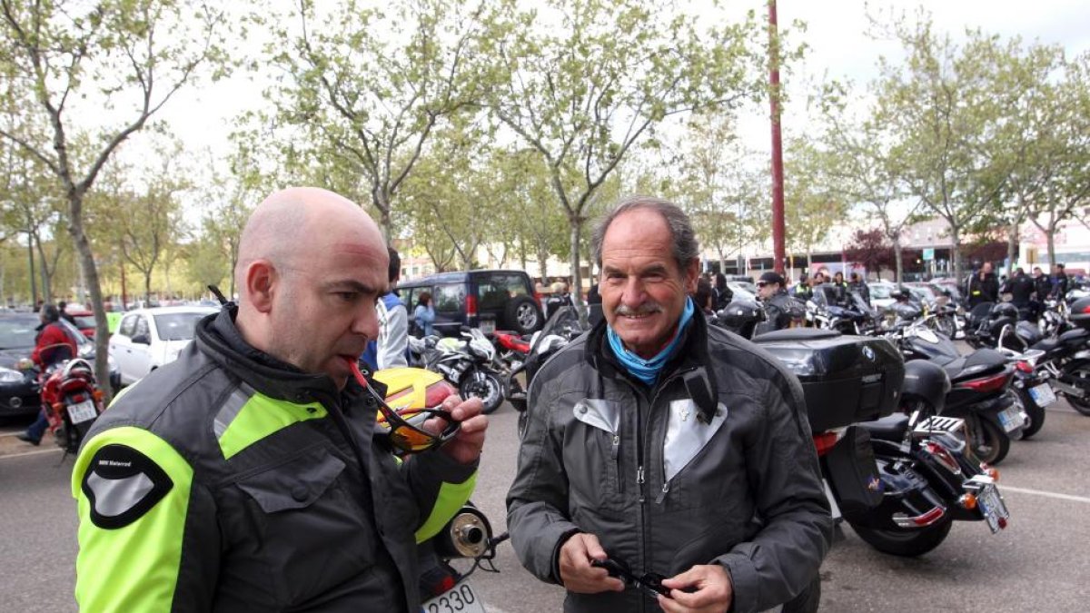 El presidente de Turismoto, Mariano Parellada (D), en la salida de una manifestación de motociclistas en protesta por los guadarraíles que dañan su integridad física en caso de accidentes-Ical