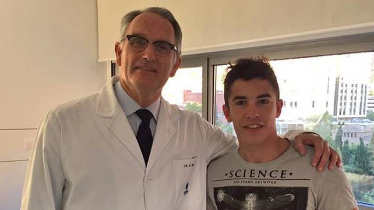 Marc Márquez, junto al doctor Xavier Mir, antes de abandonar el Institut Dexeus tras ser operado.-TWITTER