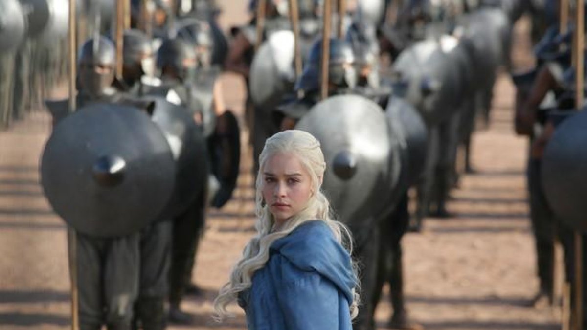 La actriz Emilia Clarke, en su papel de Daenerys Targaryen, ante su ejército de Inmaculados en 'Juego de tronos'.-AP