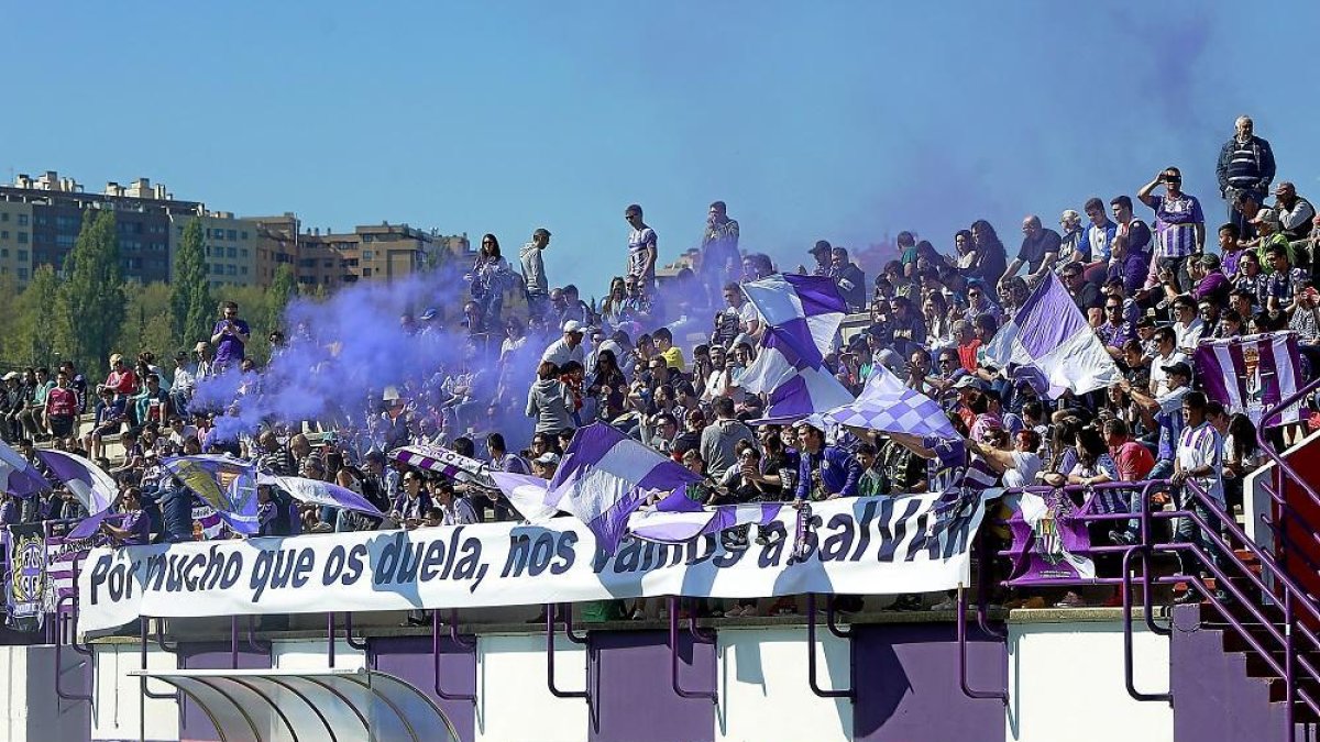La afición blanquivioleta abarrotó la grada de los Anexos y llenó el perímetrro del campo para apoyar al equipo.-J.M. LOSTAU