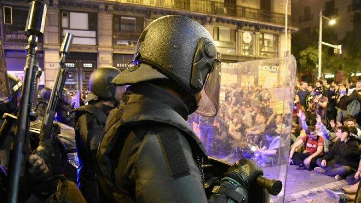 Policías ante los manifestantes en la plaza Urquinaona.-MANU MITRU