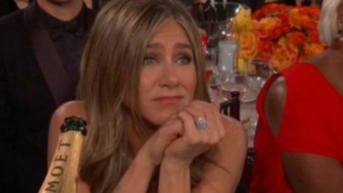La cara de Jennifer Aniston durante el discurso de Brad Pitt en los Globos de Oro se ha hecho viral.-TWITTER