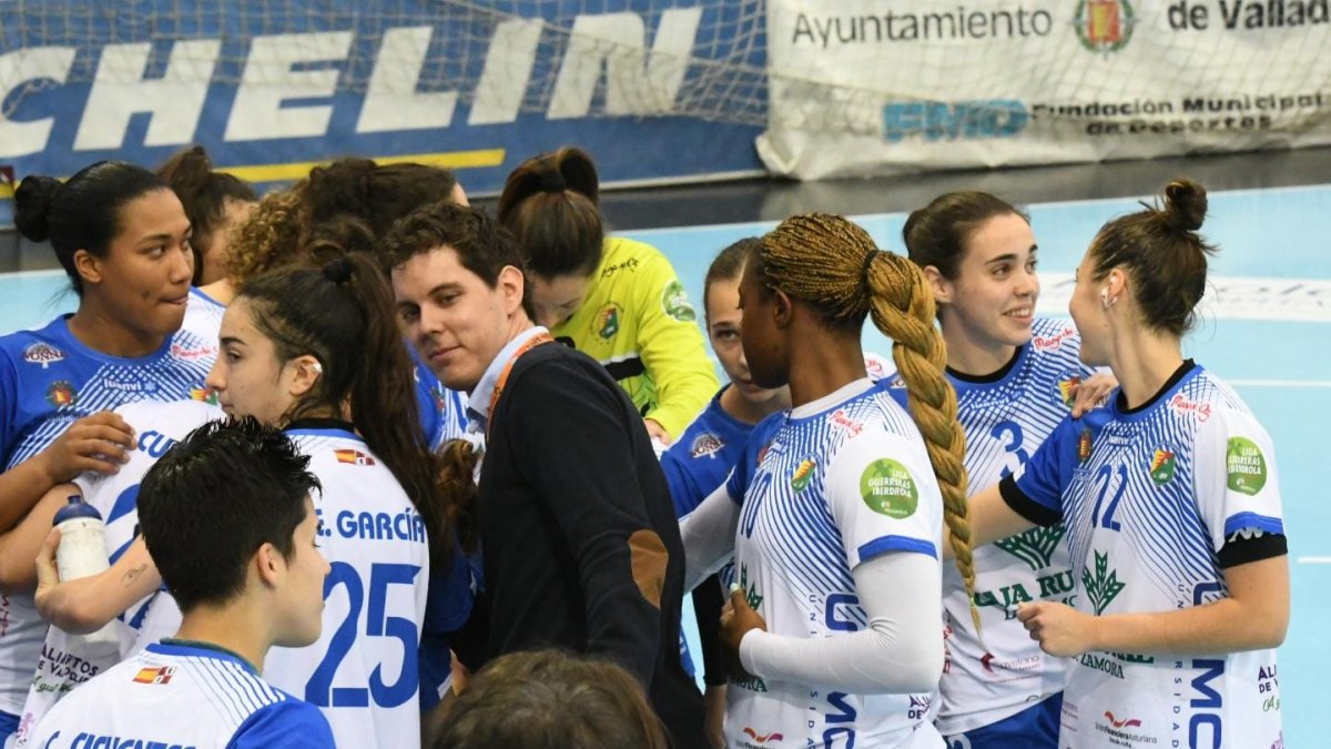 Escudero seguirá dirigiendo al Aula en la mini pretemporada. / E.M.