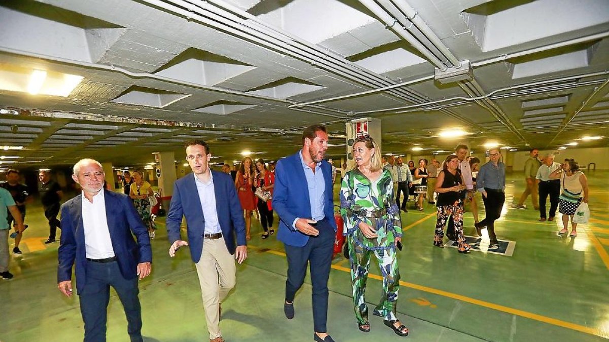 Víctor Caramanzana, Conrado Íscar, Óscar Puente y Pilar del Olmo pasean por las nuevas instalaciones del párking.-J.M. LOSTAU