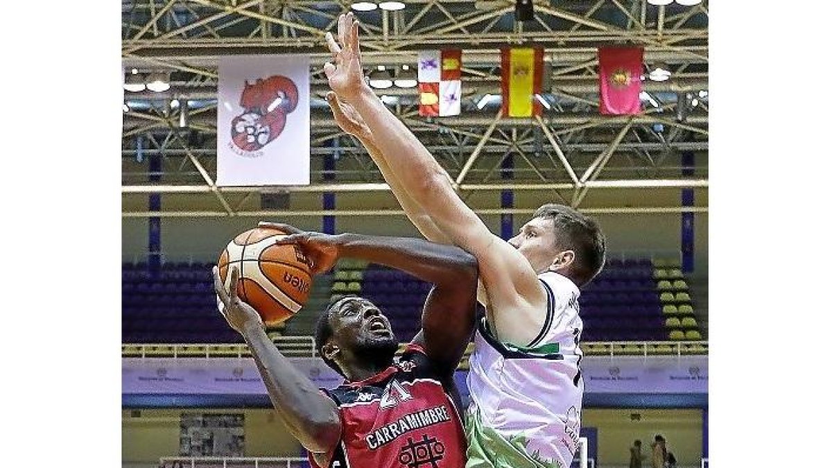 Graham-Bell ante el lituano Jakstas en la primera vuelta.-Graham-Bell ante el lituano Jakstas en la primera vuelta. J. M. LOSTAU
