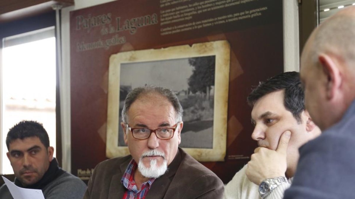 En la imagen el alcalde de Pajares de la Laguna, JuanAntonioBenito de Dios.-ICAL