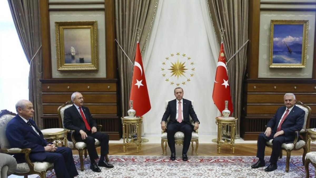 Reunión del presidente turco, Erdogan, con líderes políticos en Ankara.-EFE / PRESIDENCIA DE TURQUÍA
