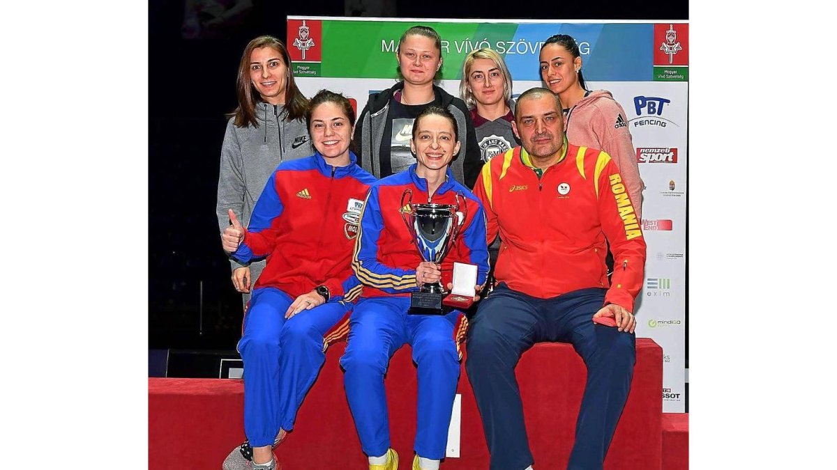 Popescu celebra el primer puesto en laCopa delMundo con sus entrenadores y compañeras.-E. M.