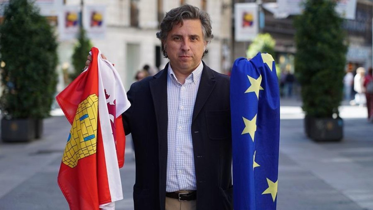 Víctor Jolín, con las banderas de España y de Europa, que forman parte de su día a día en el Instituto de Desarrollo Comunitario del que es secretario general, a lo que suma toda una vida dedicada al desarrollo rural.-
