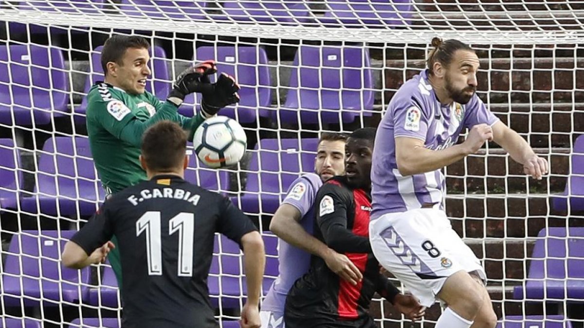 Massip intenta agarrar un balón durante un choque con el Real Valladolid.-