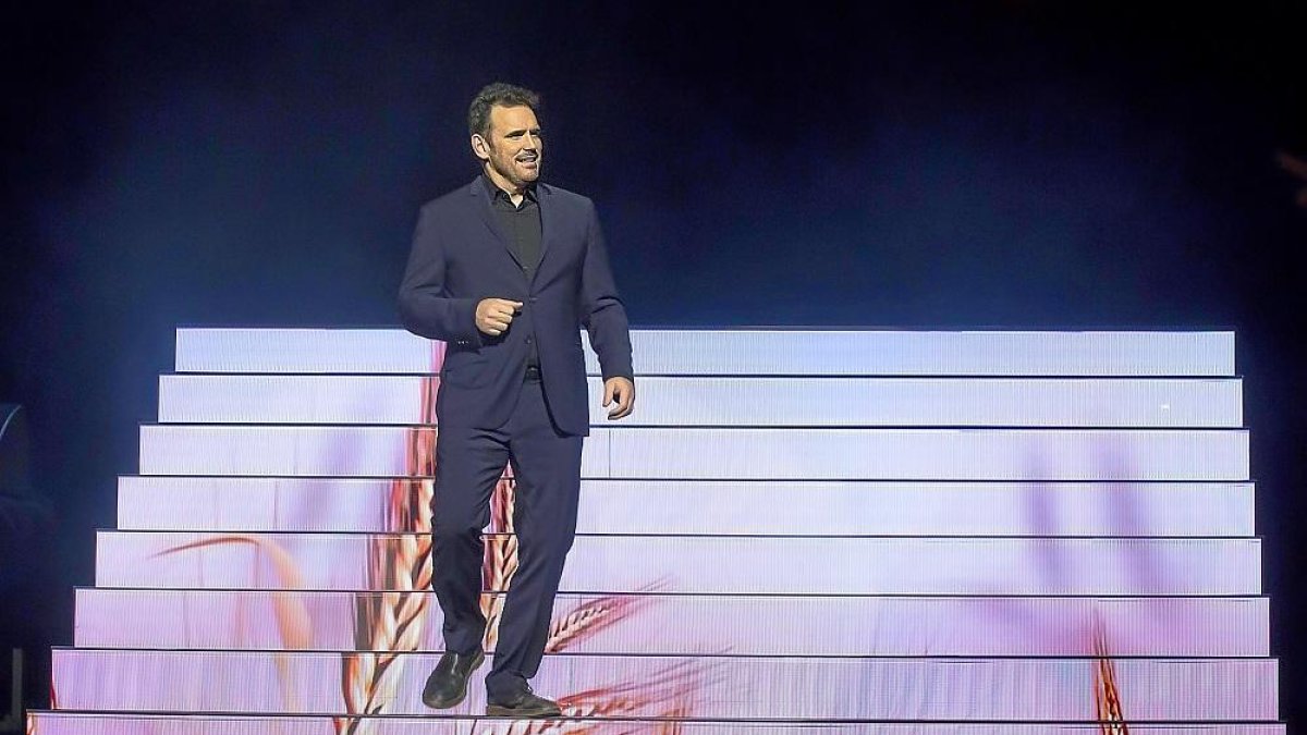 Matt Dillon desciende la escalera del Teatro Calderón para recoger la Espiga de Honor de la 63 Semana Internacional de Cine de Valladolid.-PABLO REQUEJO