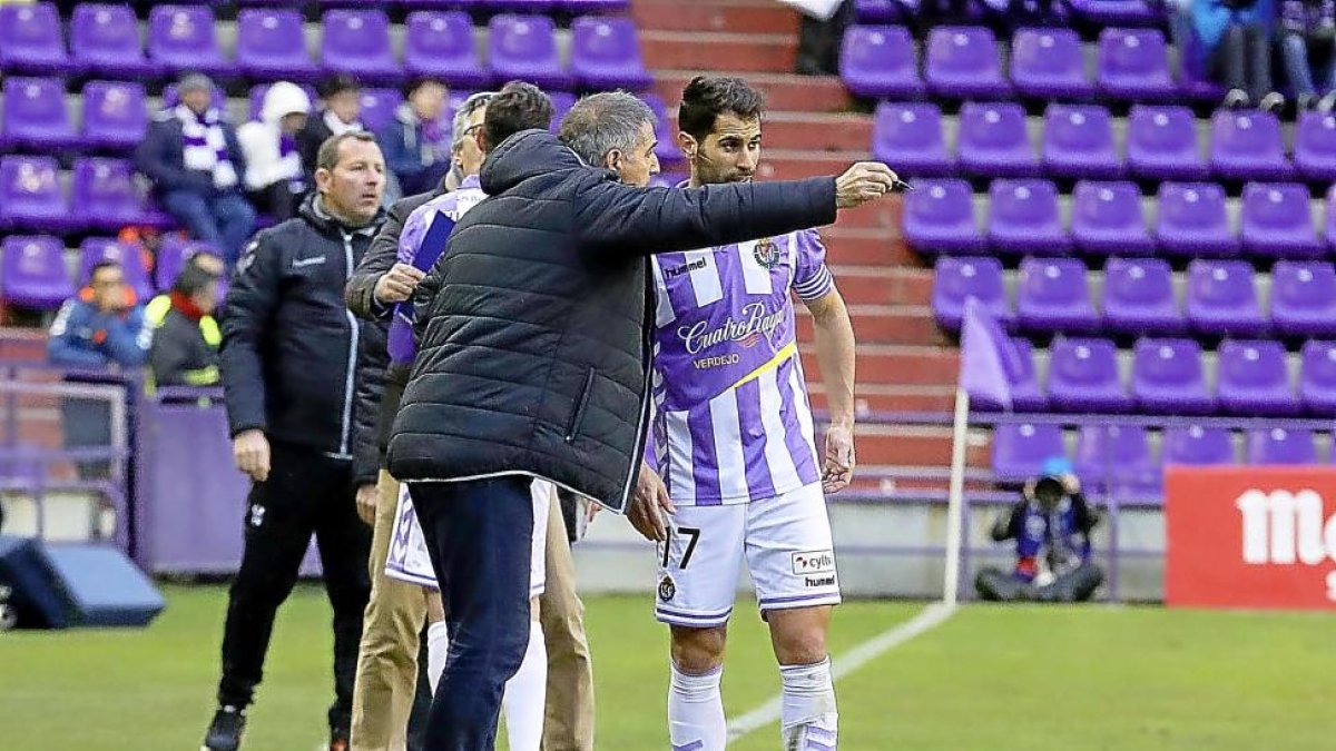 Paco Herrera habla con Moyano durante el partido contra el Tenerife.-PABLO REQUEJO