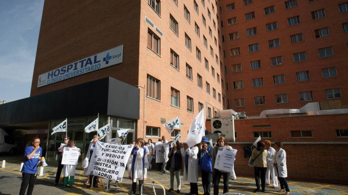 Concentración de SAE, a las puertas del hospital Clínico Universitario, por la gestión de la crisis sanitaria del ébola-Ical