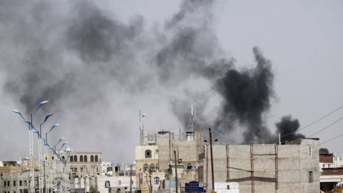 Una columna de humo se eleva del lugar donde se ha producido un bombardeo en la capital de Yemen.-REUTERS / MOHAMED AL-SAYAGHI