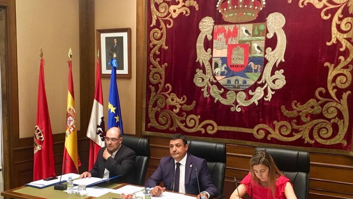 El Pleno de la Diputación de Ávila insta a la Junta a dotarse de más medios contra incendios.-DIPUTACIÓN DE ÁVILA