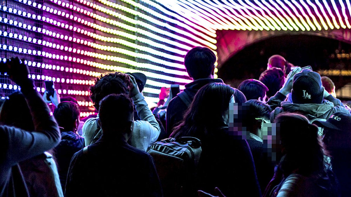 Jóvenes se agolpan en la barra de un establecimiento de ocio nocturno para pedir su consumición. PQS / CCO