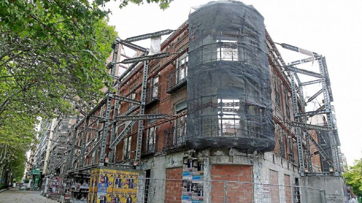 La fachada del restaurante lucense, sujeta  por una estructura, con el interior ya vacío tras derribarse lo que queda del edificio.-J. M. Lostau