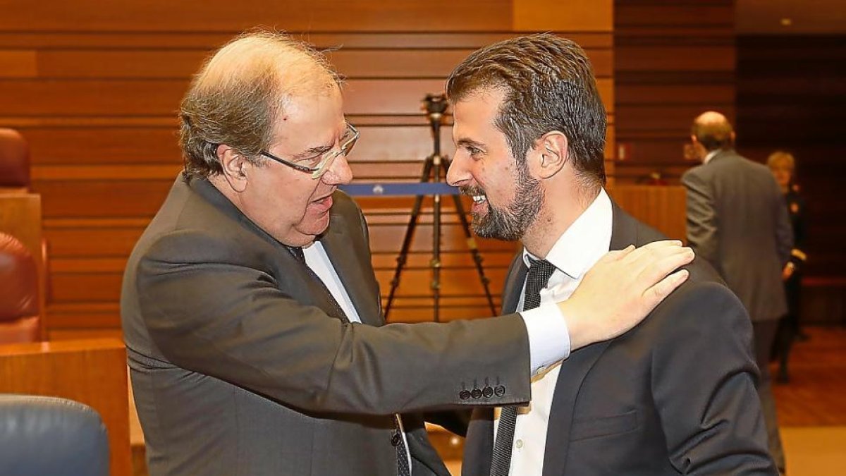 Juan Vicente Herrera y Luis Tudanca dialogan instantes antes de iniciarse el acto de conmemoración del 35 aniversario del Estatuto de Autonomía.-J.M. LOSTAU