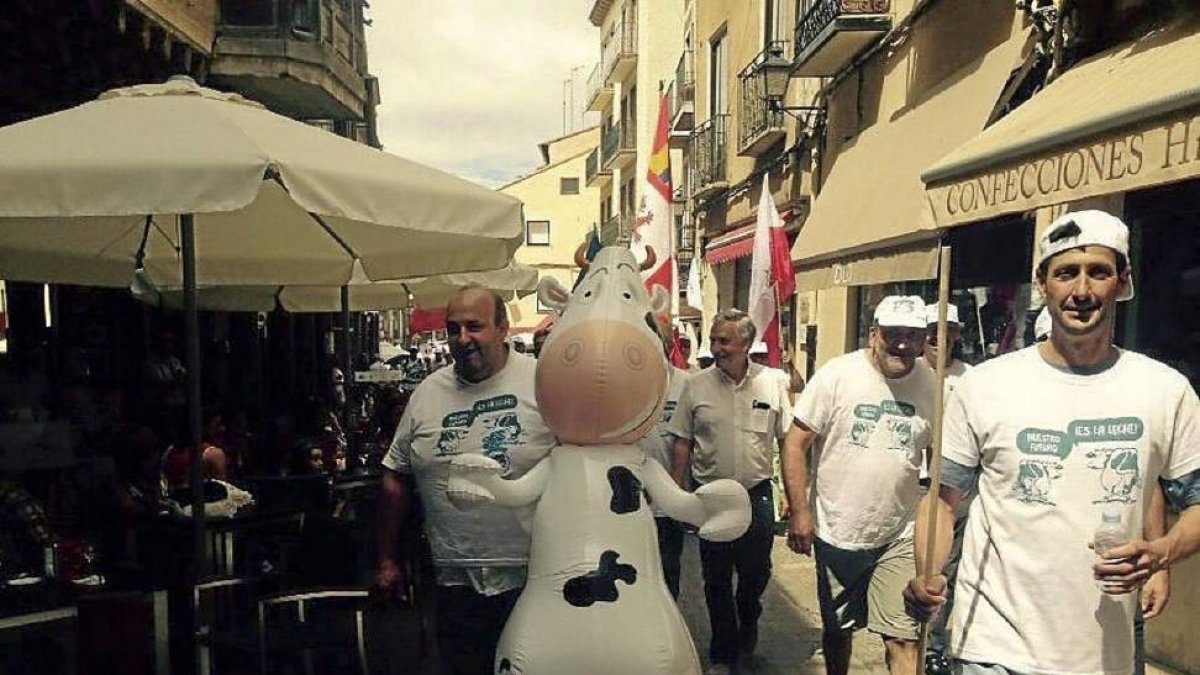 Varios integrantes de la Marcha Blanca entran en Medina de Rioseco acompañados del alcalde, Artemio Dominguez, a través de la Rúa Mayor.-M.C.