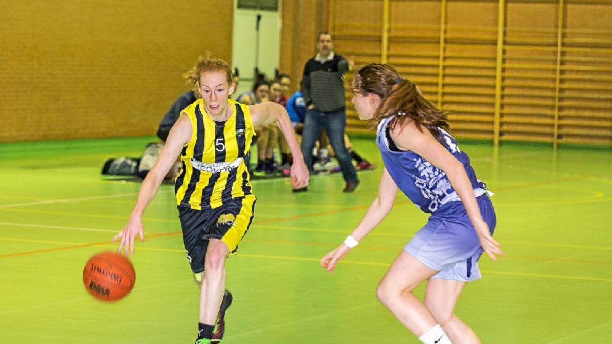 Una jugadora del San Isidro conduce el balón en un partido contra UVa.-M.Á.S.