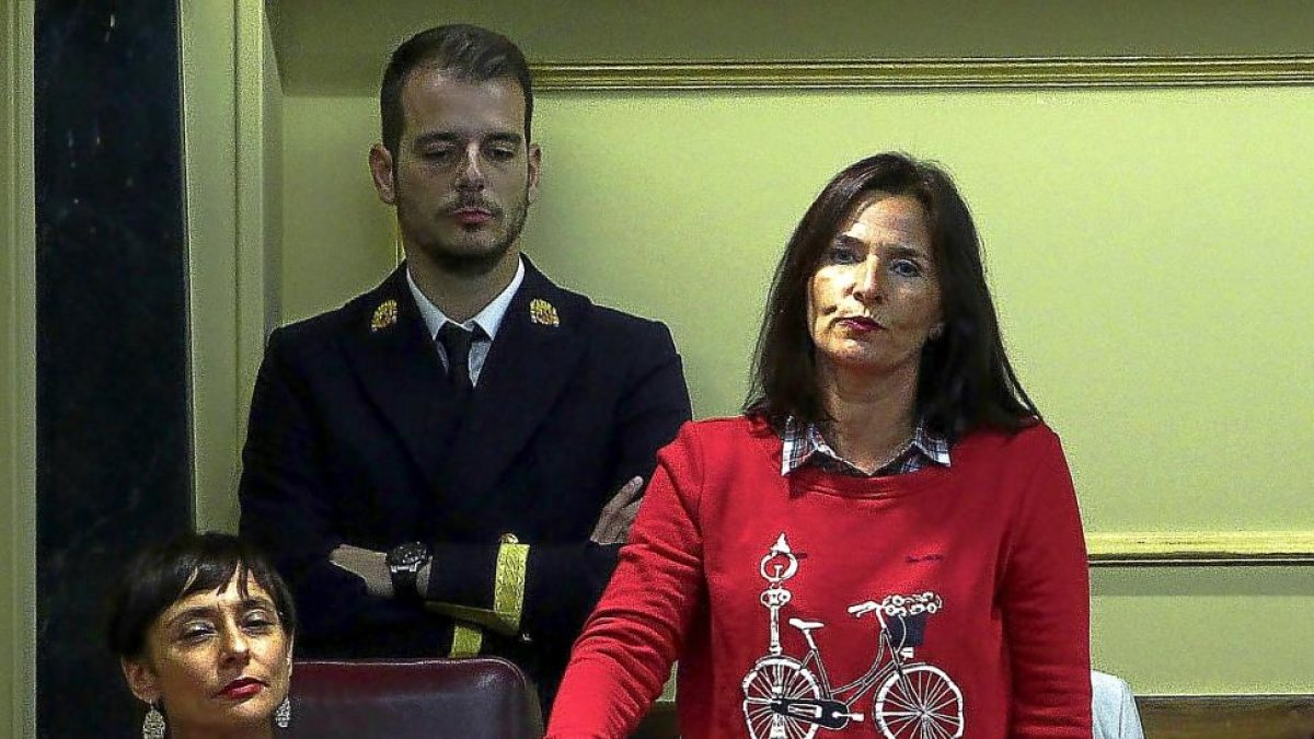 La diputada socialista María Luz Martínez Seijo en el momento de votar en contra de la investidura de Rajoy.-ICAL