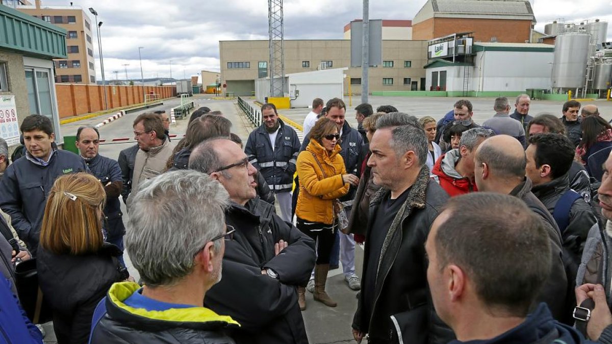 Trabajadores de la fábrica vallisoletana concentrados a la salida de una reunión con la dirección.-PHOTOGENIC