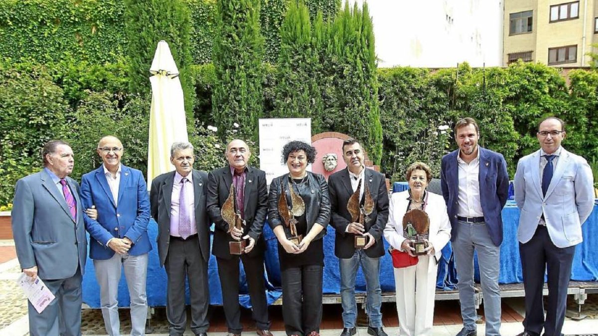 De Pablos, Ruiz Medrano, Hernández, Arturo Querejeta, Berta Ojea, Carlos Burguillo, Amelia Legido, Óscar Puente y Víctor Alonso en la entrega de premios.-J. M. Lostau