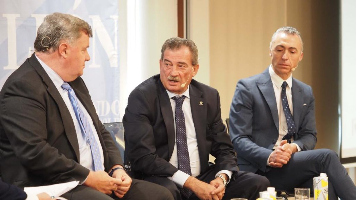 Enrique Pascual, Pablo Martín y Miguel Ángel Gayubo durante el Club de Prensa de El Mundo.- PHOTOGENIC