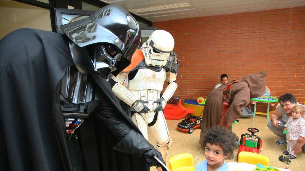 Visita de la Spanish Garrison de la Legión 501 de Star Wars a los niños del hospital El Bierzo de Ponferrada.-ICAL
