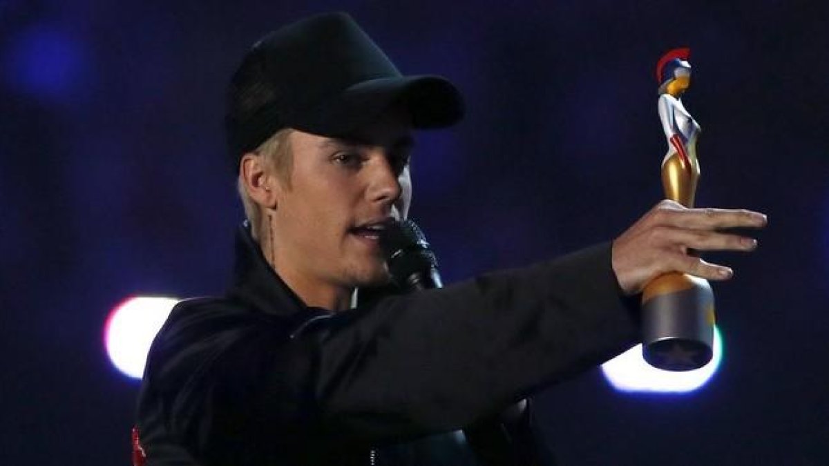 Justin Bieber, tras ser distinguido con un premio Brit como mejor artista masculino internacional.-REUTERS / STEFAN WERMUTH