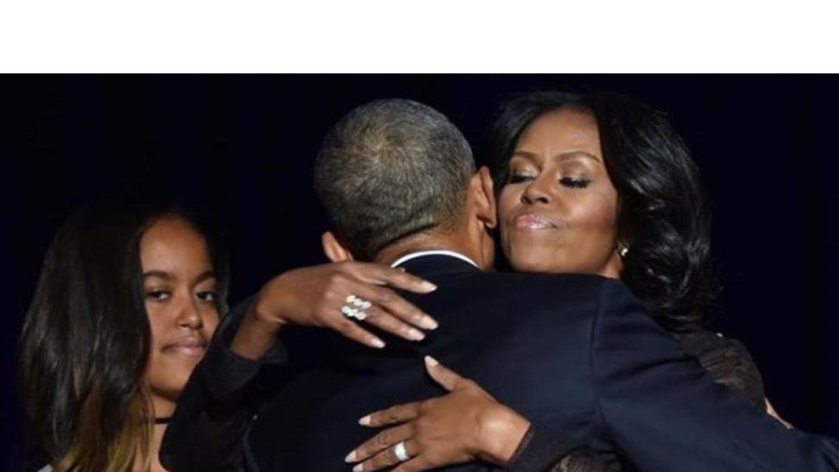 Obama abraza a su mujer, Michelle, en presencia de su hija Malia después de su discurso de despedida en Chicago.-AFP / NICHOLAS KAMM