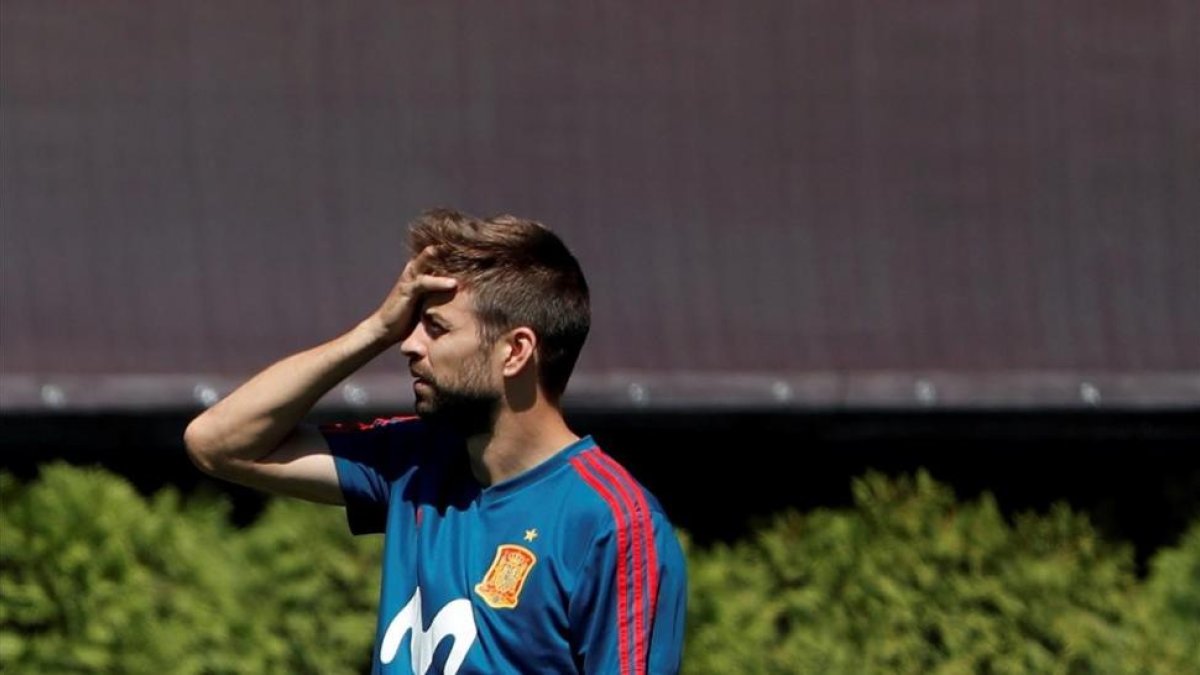Piqué, durante el entrenamiento de la selección española este lunes 11 de junio en Krasnodar.-EFE