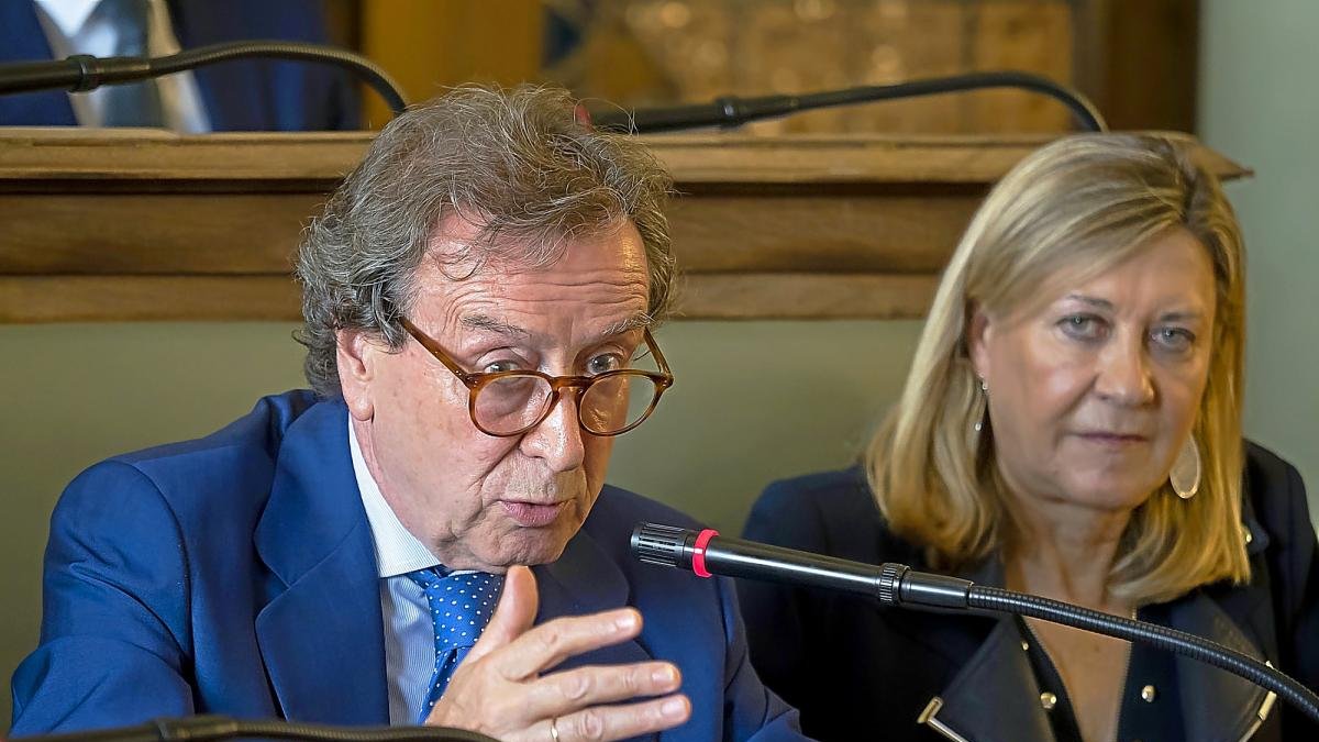 José Antonio De Santiago-Juarez y Pilar del Olmo en el pleno del Ayuntamiento de Valladolid.