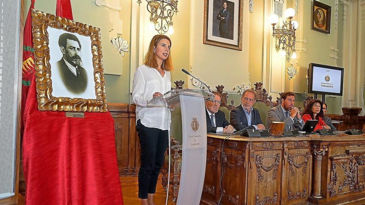 Lectura de una carta de la hija de Antonio García Quintana, con una foto del alcalde fusilado.-E. M.
