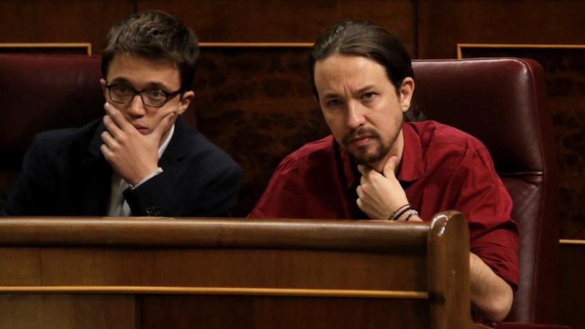 Pablo Iglesias e Íñigo Errejón en el pleno del Congreso.-JOSÉ LUIS ROCA
