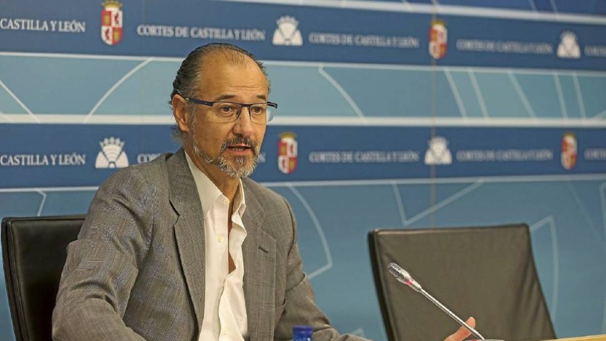 Luis Fuentes, portavoz del Grupo Parlamentario de Ciudadanos, en la rueda de prensa de ayer.-ICAL