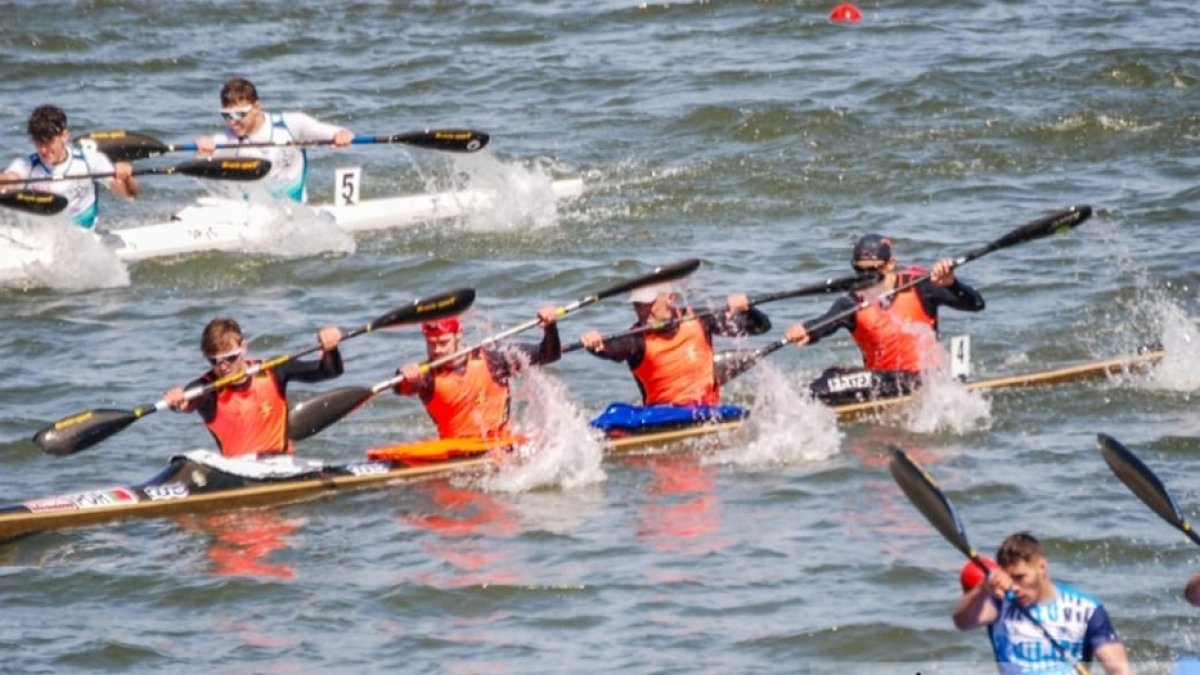 La embarcación k4 del Racing Valladolid durante la Copa de España. / EL MUNDO